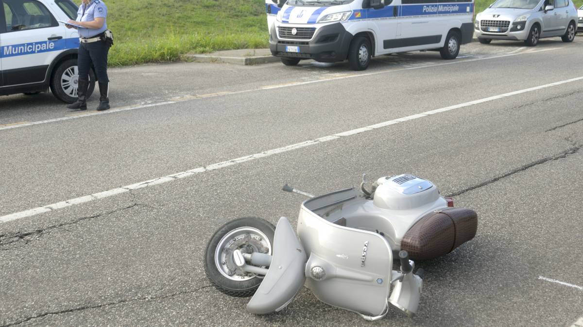 Ravenna, cade con la Vespa e sbatte la testa: ferito un giovane