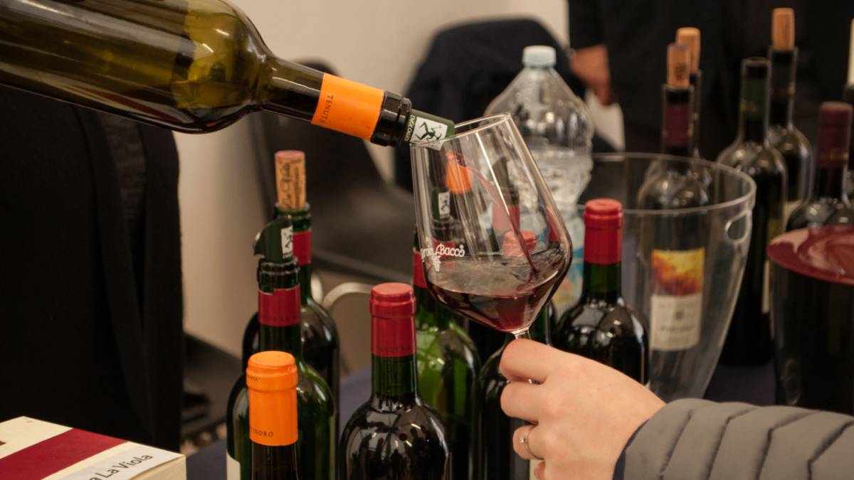 Bollino nero al vino. L'Emilia-Romagna si ribella