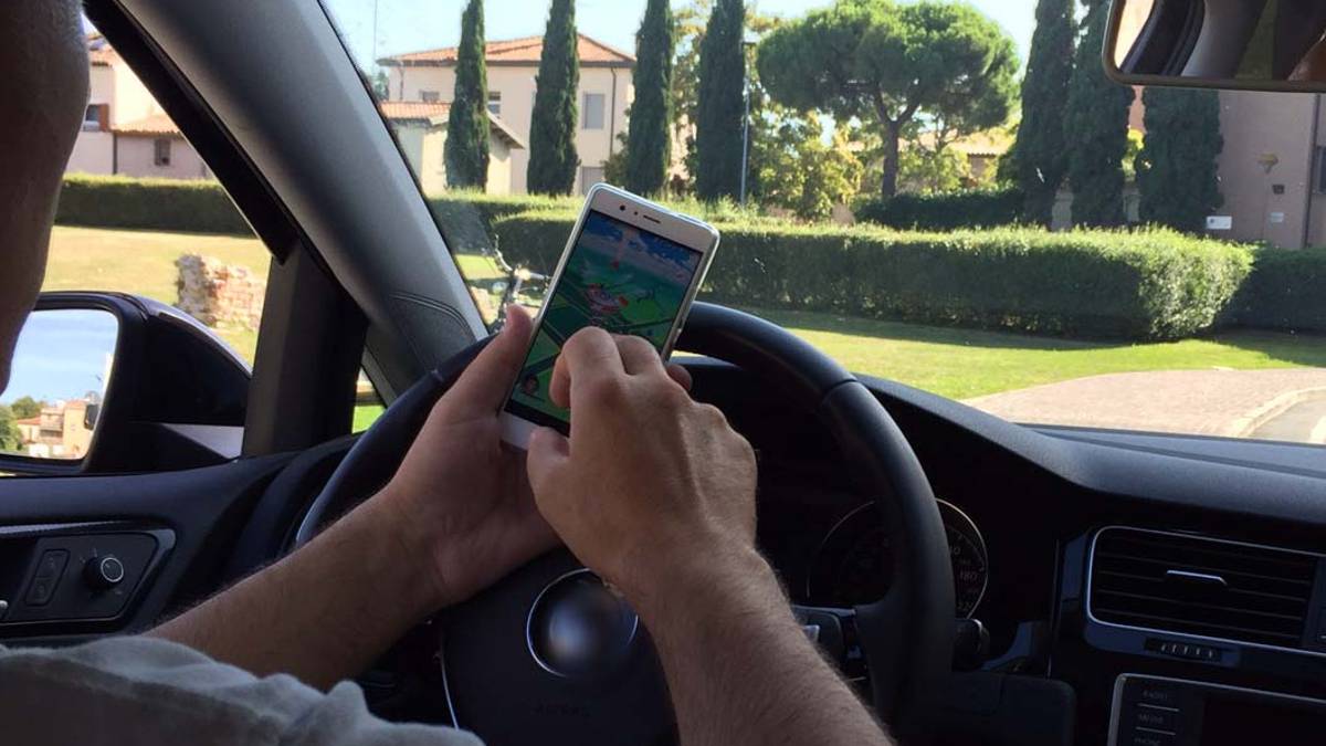Rimini. Alla guida con lo smartphone: 18 multe in poche ore