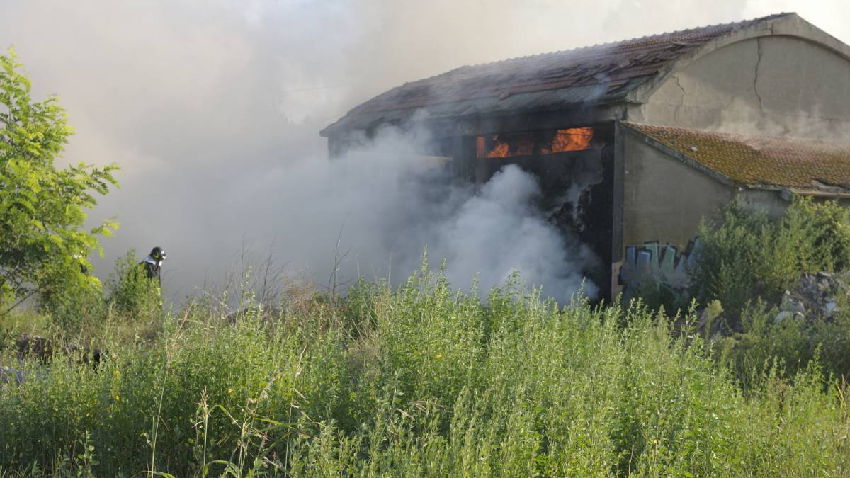 Lido Adriano, incendio al fienile