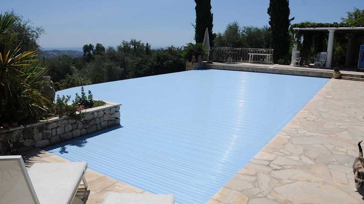 Area relax: la sicurezza della piscina passa per le tapparelle