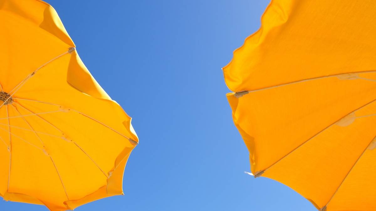 Rimini, ruba un cellulare da 800 euro da un ombrellone del bagno del Grand Hotel: beccato mentre toglie la sim