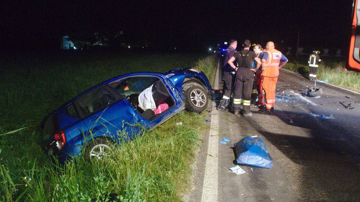 Schianto tra un'auto e una moto a Ravenna: un morto e due feriti