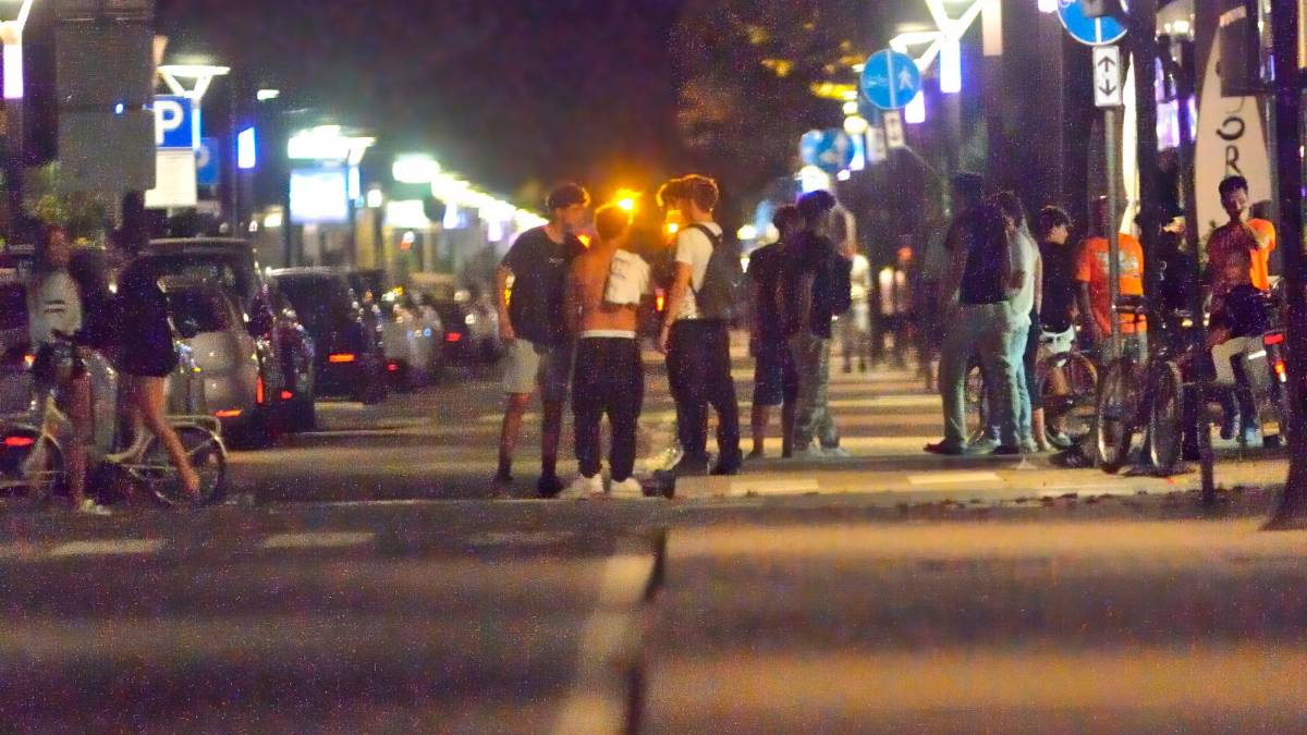 Alcuni ragazzi domenica mattina nella zona della rissa dopo l’intervento delle forze dell’ordine. Foto Fiorentini