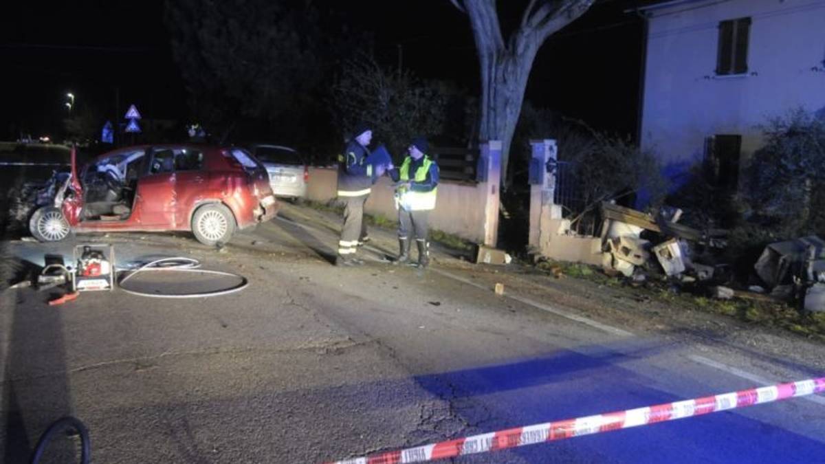 Esce di strada e distrugge i contatori di acqua, gas e luce di un'abitazione