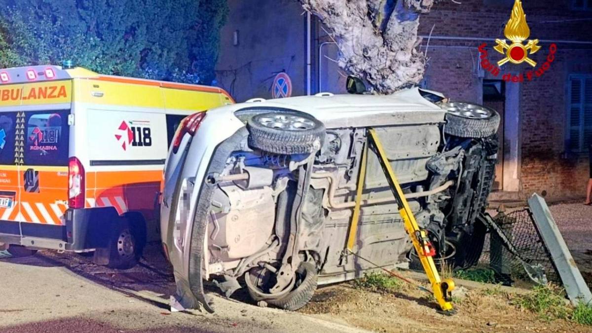 Forlì, incidente nella notte: urta un’auto in sosta e si ribalta
