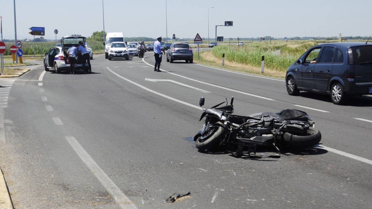 Perde il controllo dello scooter in curva nel Cervese, ferito 60enne