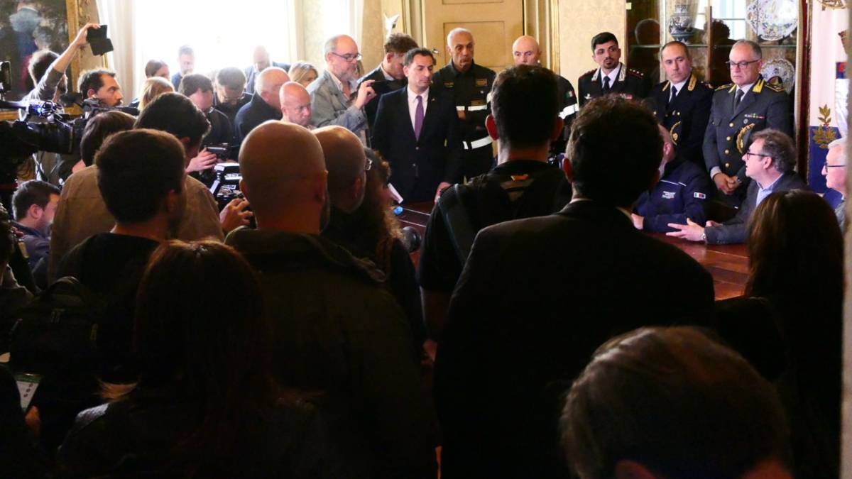 Faenza, bagarre tra Bonaccini e Morrone alla conferenza dopo l'alluvione: Non mi fanno parlare. No, fai solo passerella - Gallery