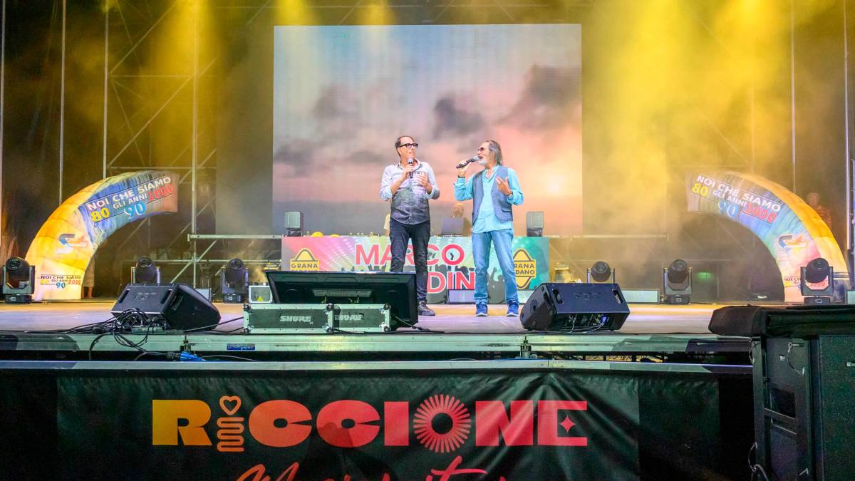 Riccione, in migliaia a piazzale Roma per la grande notte pop e dance in diretta tv