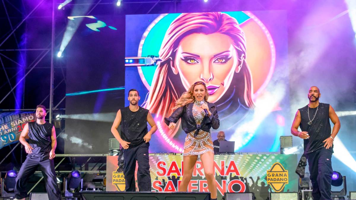 Riccione, in migliaia a piazzale Roma per la grande notte pop e dance in diretta tv