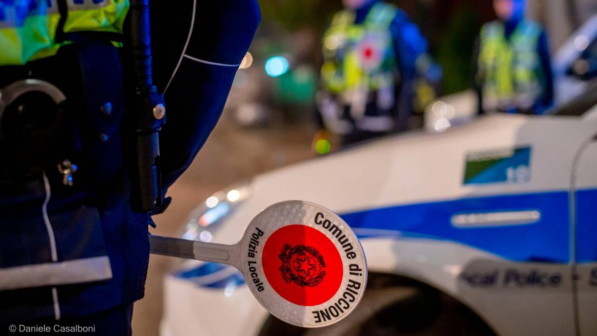 Riccione, mille persone con biglietto a 20 euro: la festa abusiva in spiaggia fa scattare la chiusura per 7 giorni
