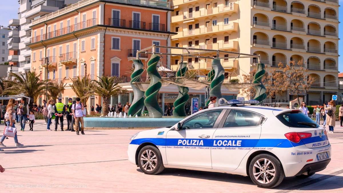 Affitti brevi a Riccione: continua a ospitare turisti in centro nonostante i divieti, scatta la denuncia