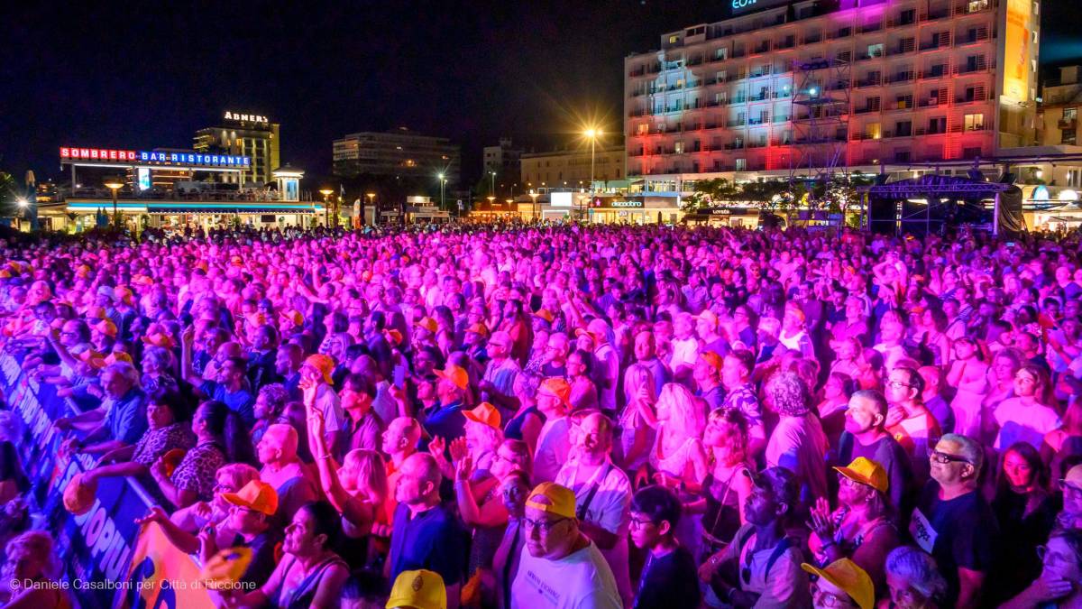 Riccione, in migliaia a piazzale Roma per la grande notte pop e dance in diretta tv