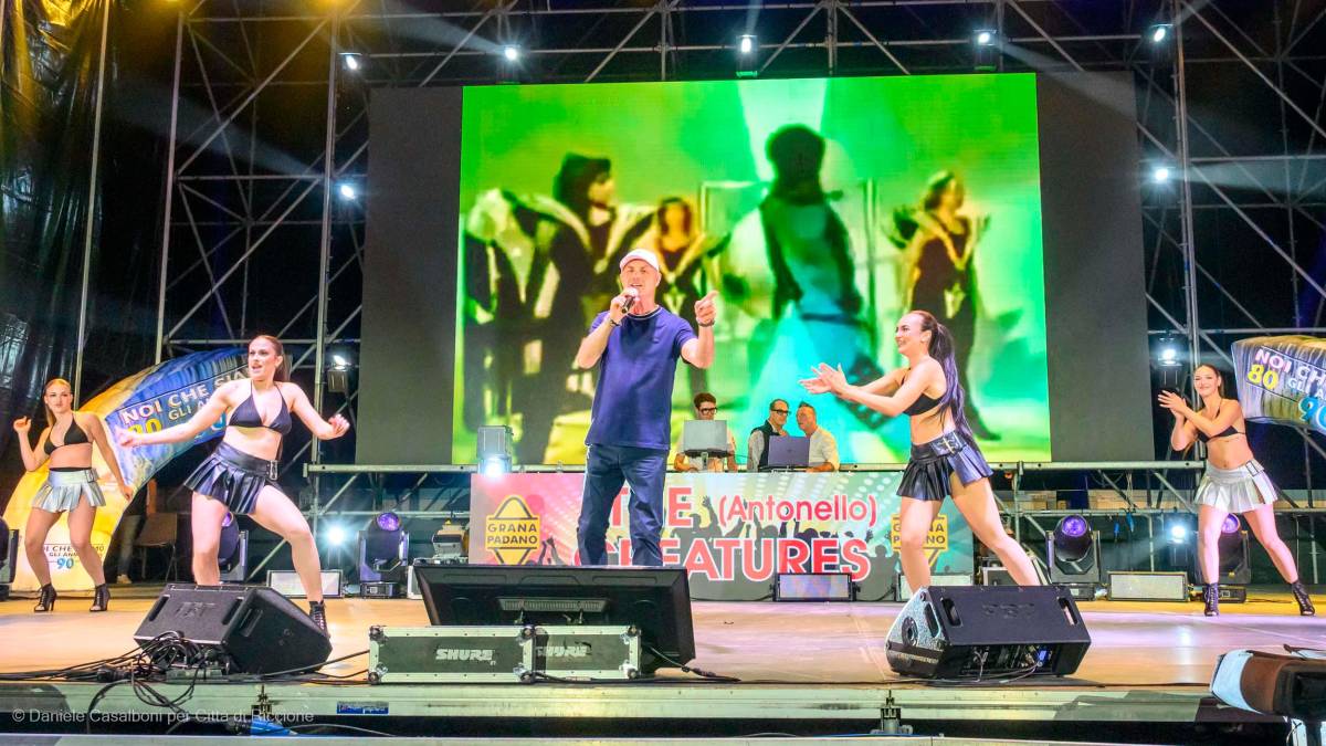Riccione, in migliaia a piazzale Roma per la grande notte pop e dance in diretta tv