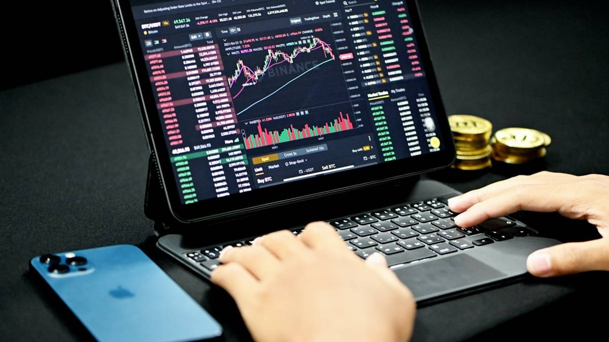 Borsa e investimenti: attenzione a titoli tech, criptovalute e variante Omicron