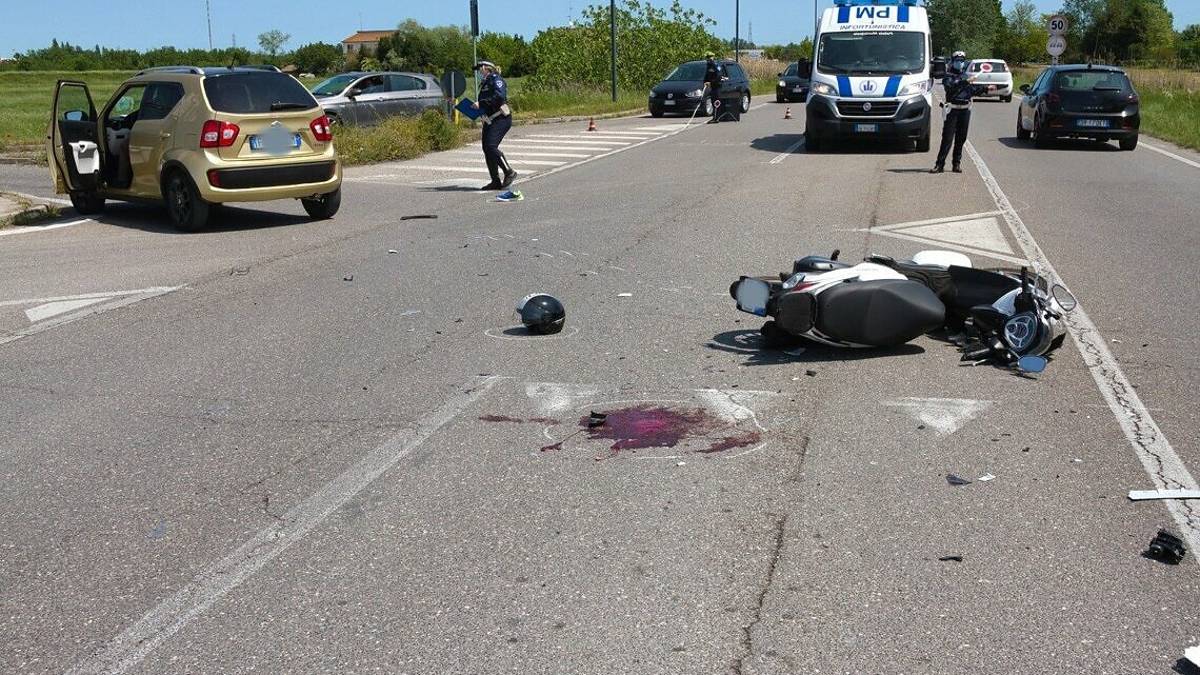 Ravenna, scontro auto-scooter. Ferito 70enne portato al Bufalini. Traffico in tilt