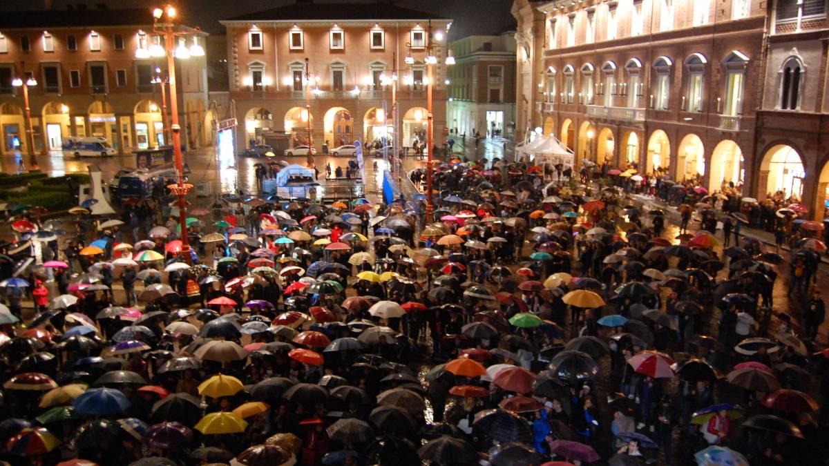 Forlì, comizio di Salvini dal balcone del Comune: piovono critiche