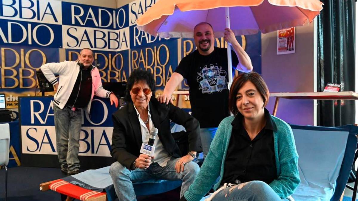 Nella foto: Enrico il pazzo storico dj, Luigi Del Bianco dj e direttore artistico, Mirco Zeta dj e responsabile tecnico, Jessica Vallorani ufficio amministrativo