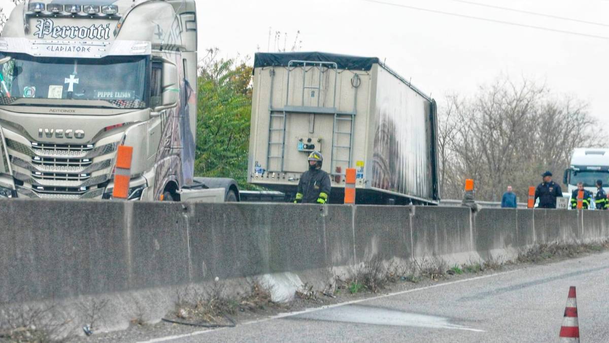 Ravenna, Tir in fiamme: bloccata la corsia sud dell’Adriatica - Gallery