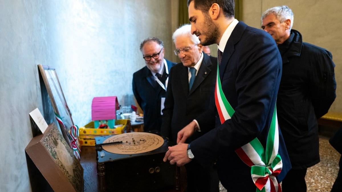 Mattarella a Cesena: tra i doni anche un raro strumento musicale