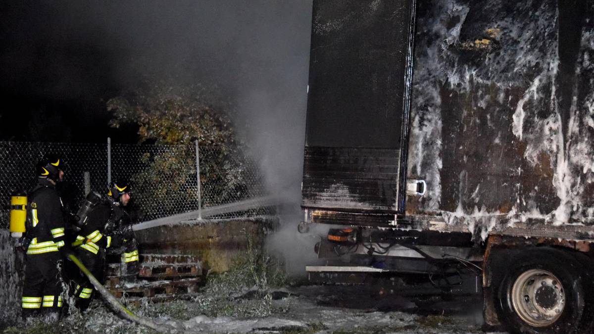Rimini, incendio nella notte: camion a fuoco in via Verenin Grazia VIDEO GALLERY