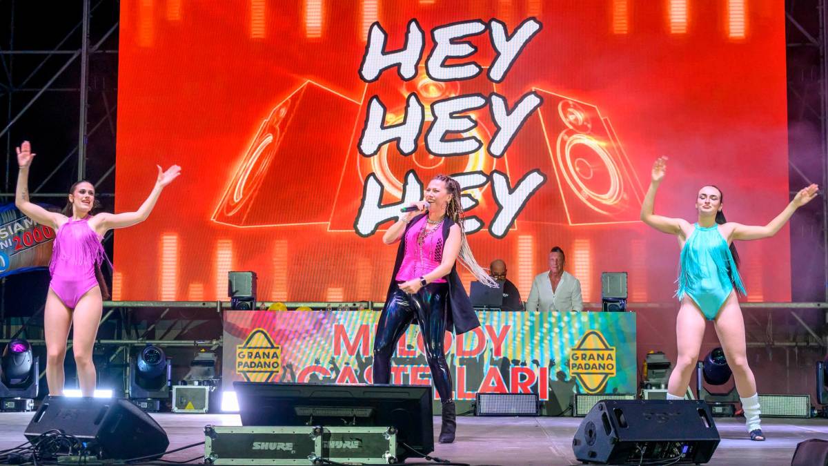 Riccione, in migliaia a piazzale Roma per la grande notte pop e dance in diretta tv