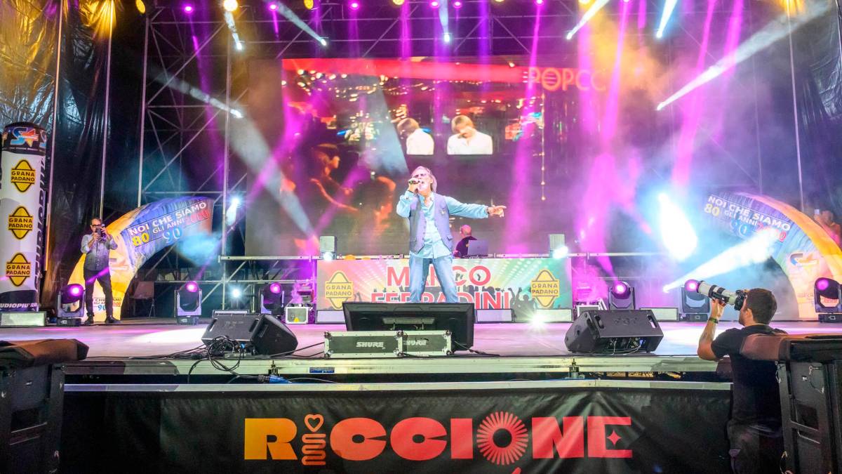 Riccione, in migliaia a piazzale Roma per la grande notte pop e dance in diretta tv