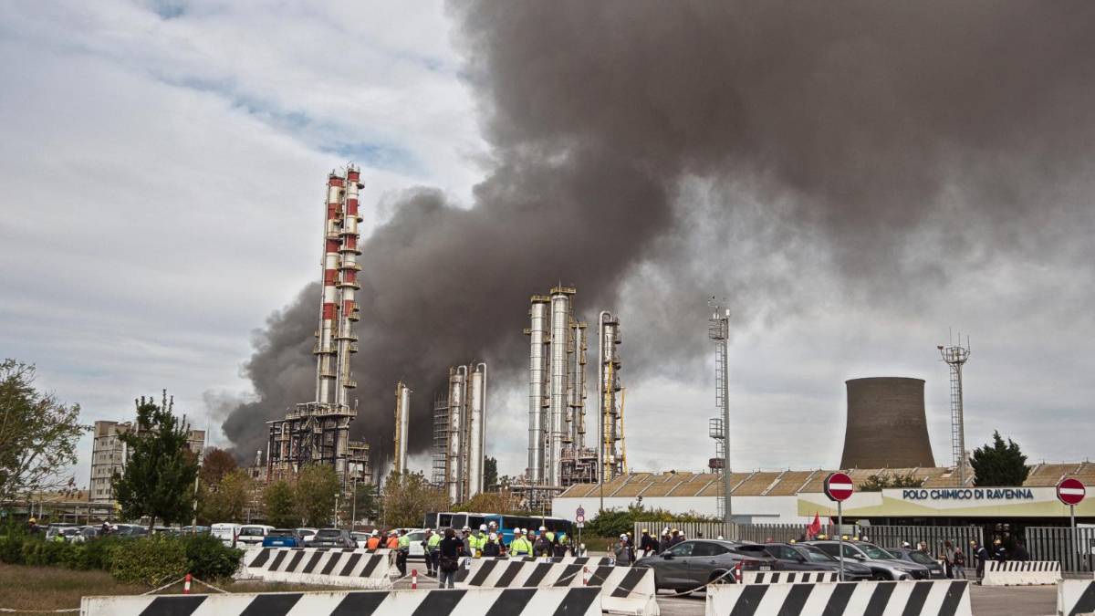 Ravenna, l’incendio alla Versalis e la qualità dell’aria, il sindaco: “Monitoriamo la situazione” - Gallery