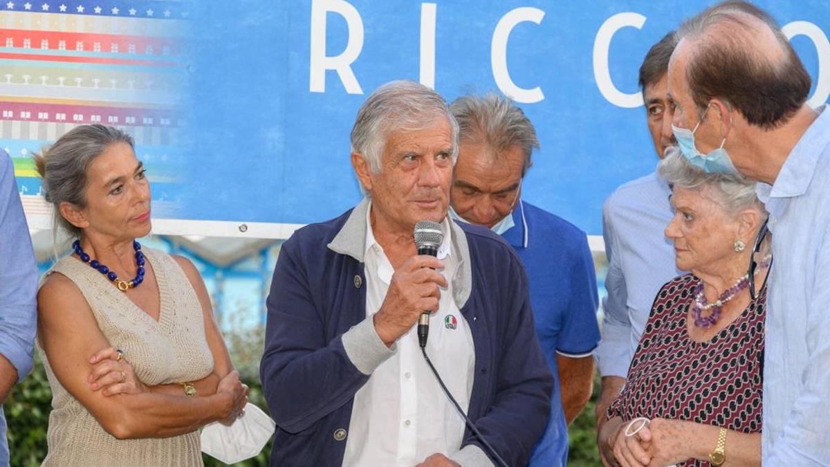 Riccione, l'omaggio del grande Giacomo Agostini alla stele del pilota Angelo Bergamonti