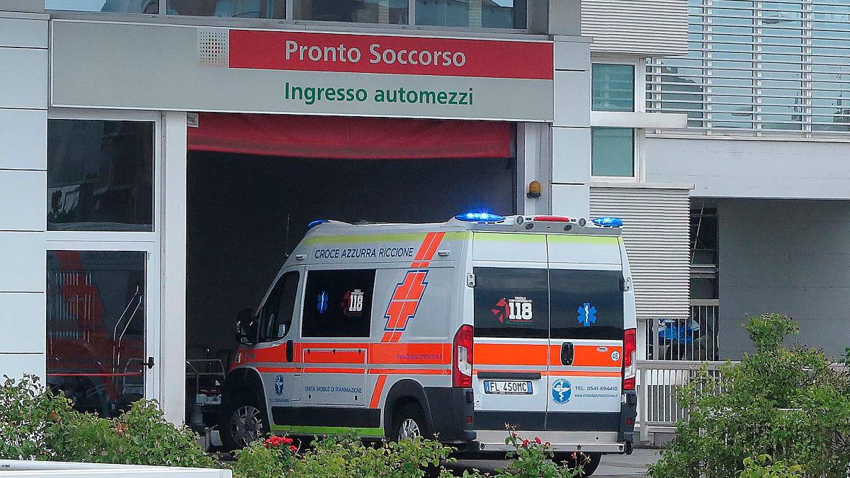 Rimini, semina il panico in Pronto Soccorso lanciando sgabelli e sedie: arriva la Polizia e lo arresta