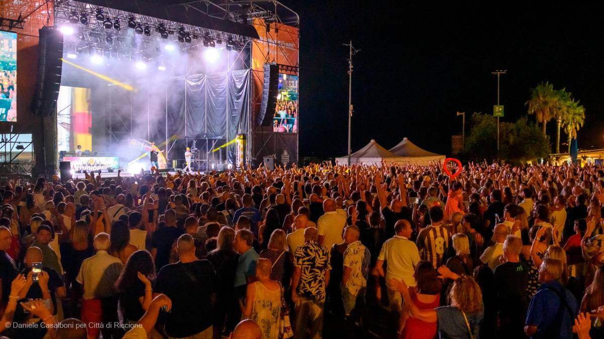 Riccione, in migliaia a piazzale Roma per la grande notte pop e dance in diretta tv