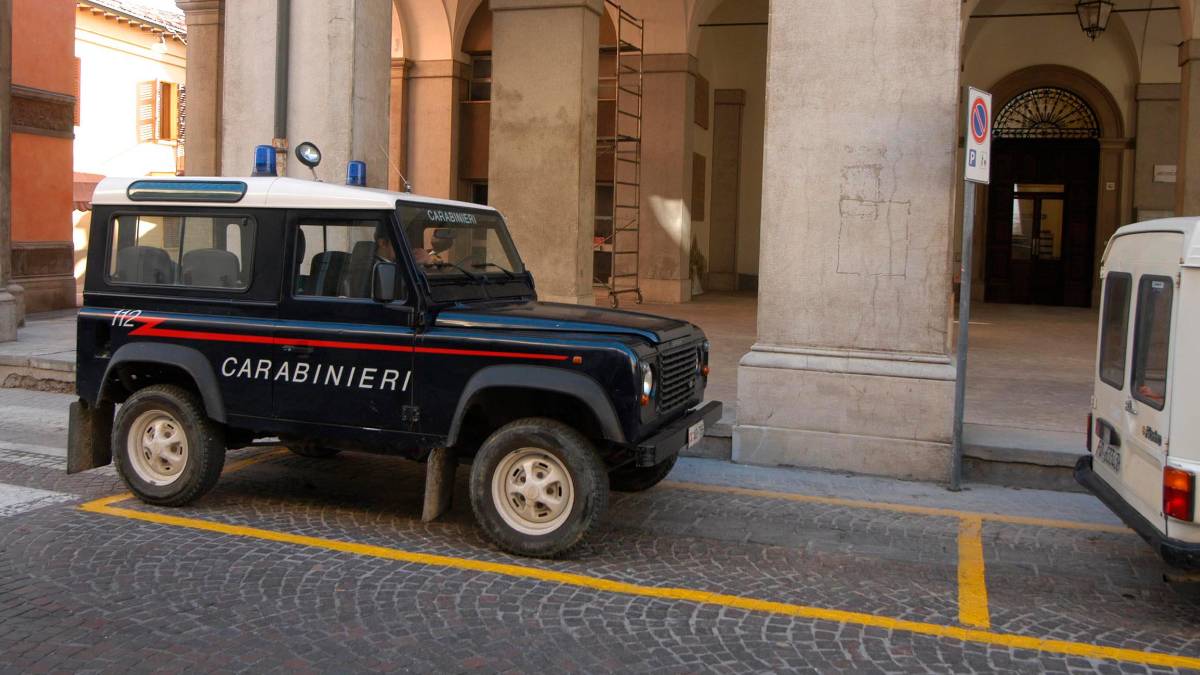 Carabinieri davanti al Municipio di Modigliana