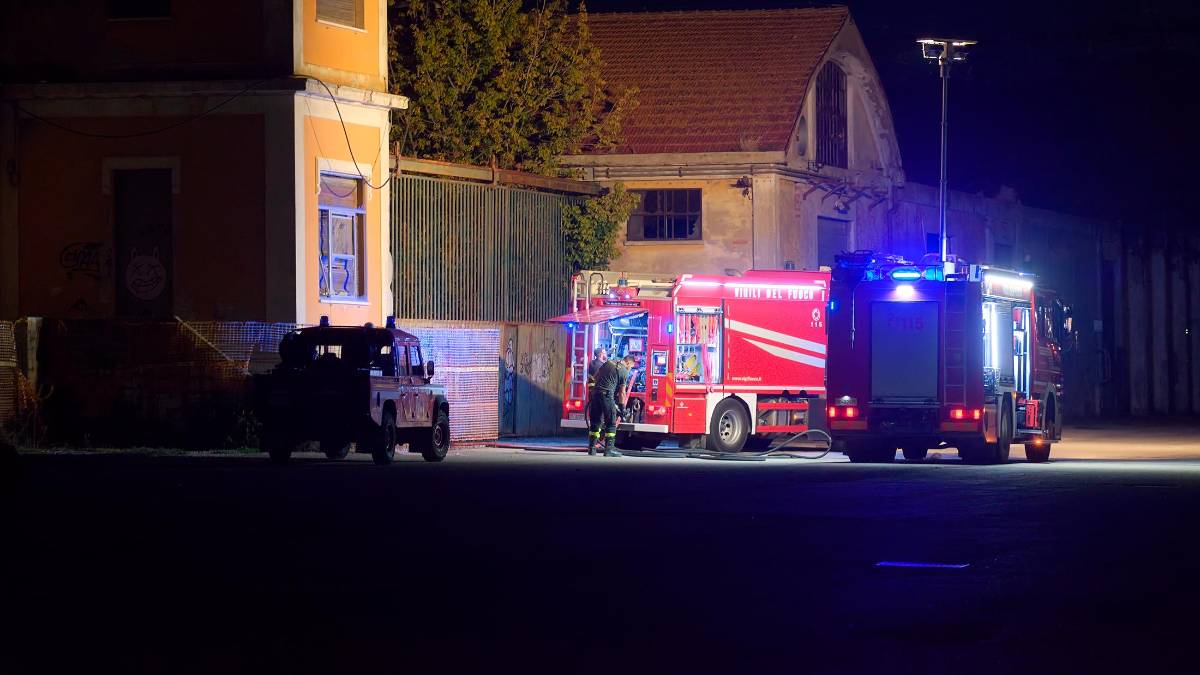 Ravenna, tre roghi negli ex magazzini abbandonati: è allarme sicurezza in Darsena Nord