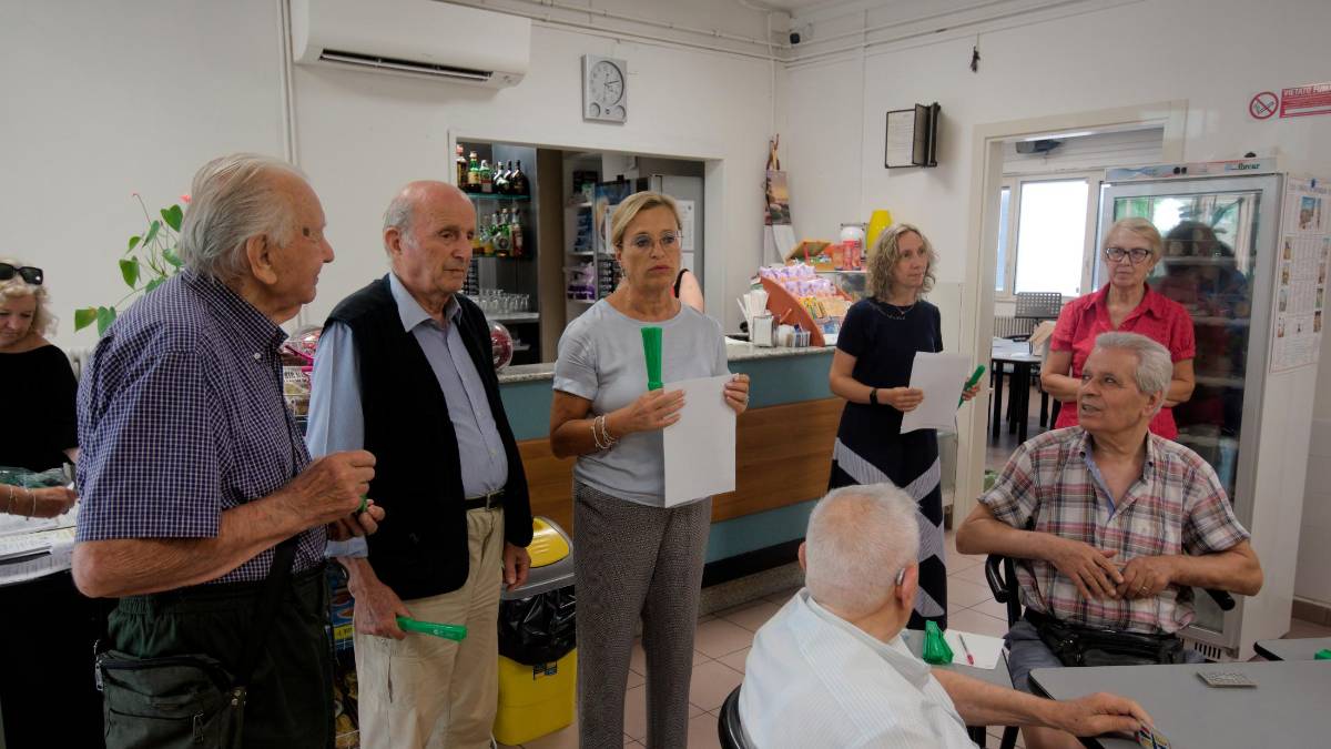 L’assessora Mazzoni durante l’incontro di ieri a Le Rose di via Sant’Alberto (Fiorentini)