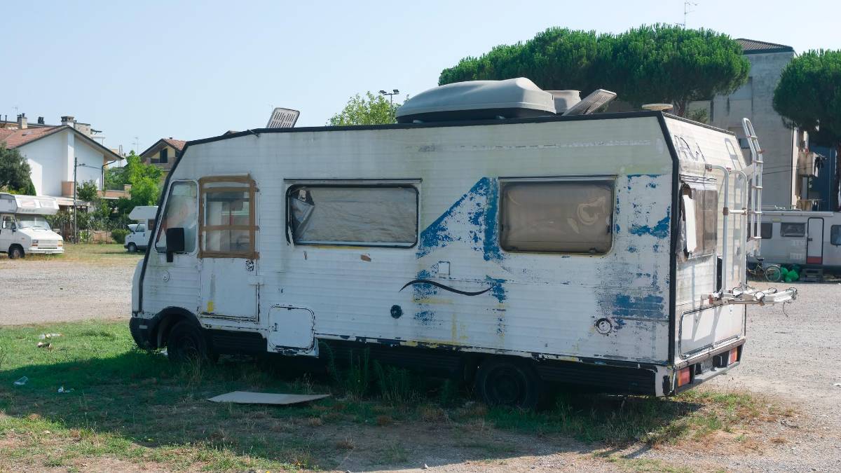 Cervia, trovato a terra in gravi condizioni, si indaga per tentato omicidio