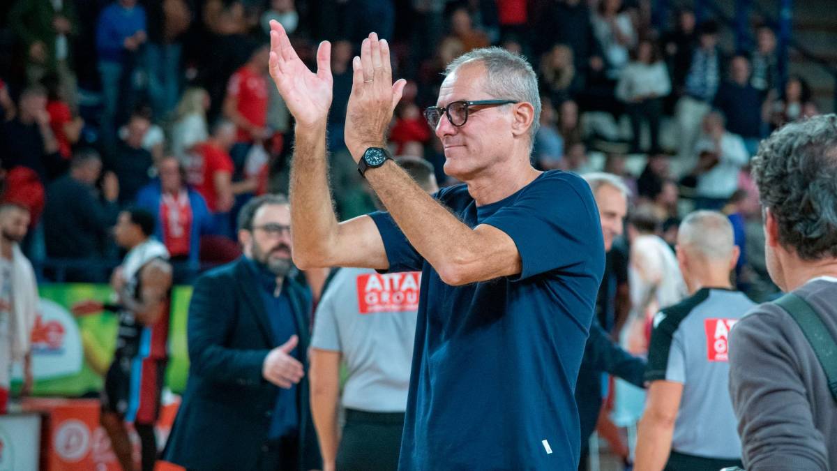 L’applauso di Dell’Agnello ai tifosi