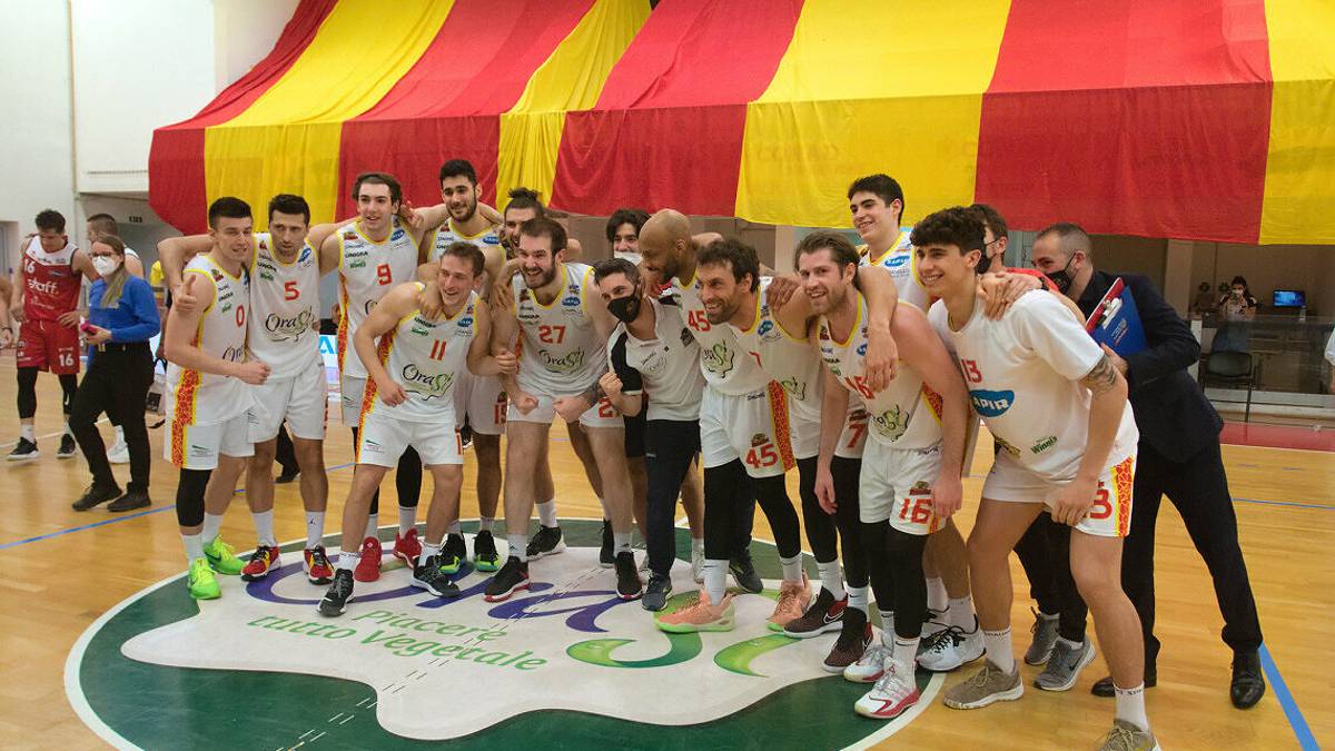 Basket A2, la fotogallery di OraSì Ravenna-Staff Mantova 70-62