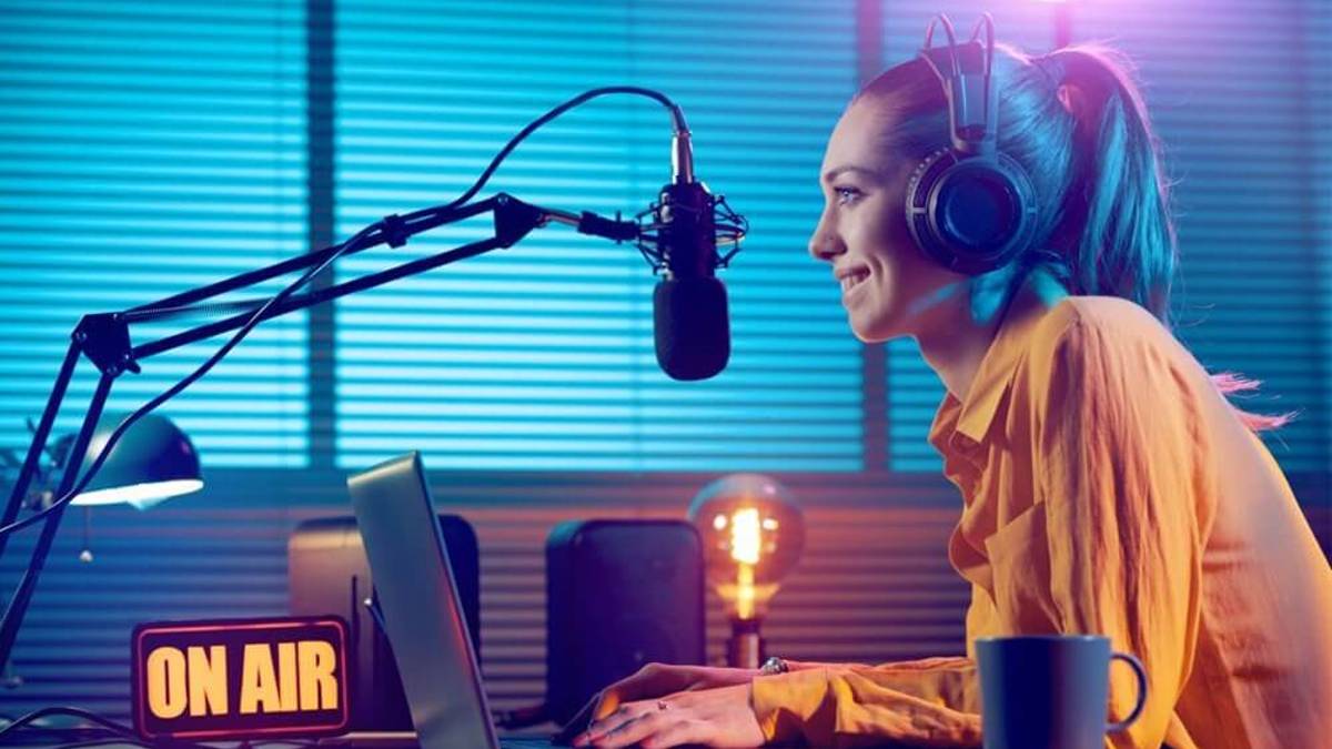 Frequentare un corso di speaker radiofonico a Milano per acquisire e sviluppare le competenze (requisiti) per lavorare in radio