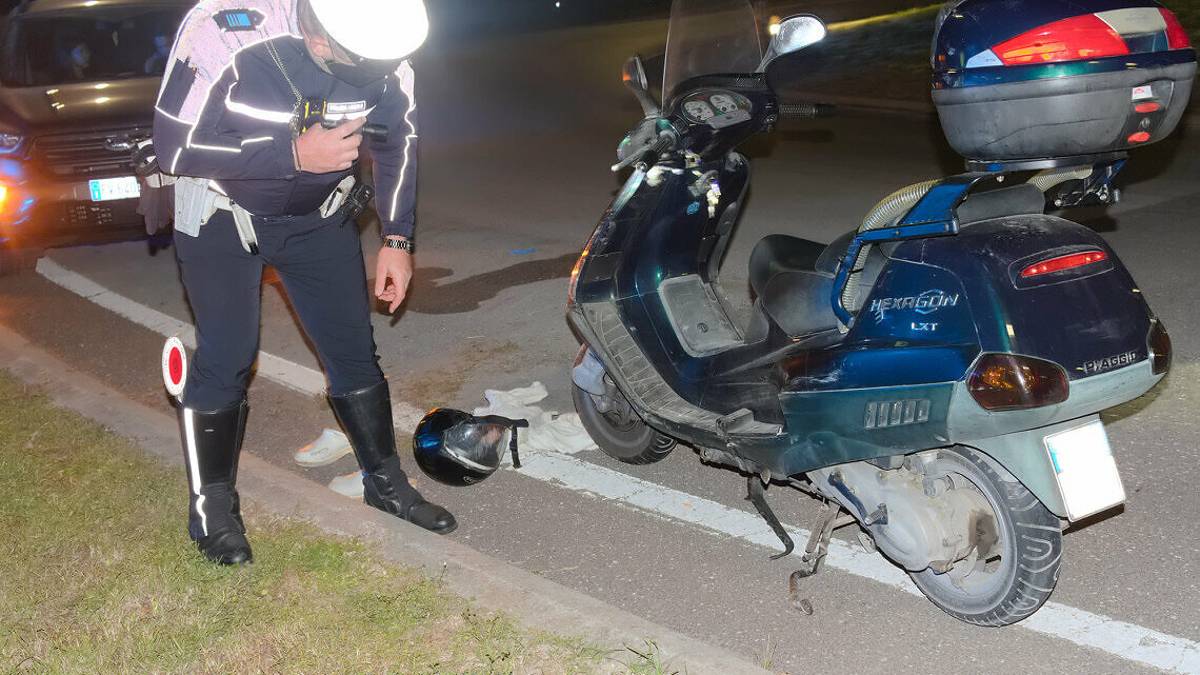 Ravenna, cade e gli resta la gamba incastrata sotto lo scooter