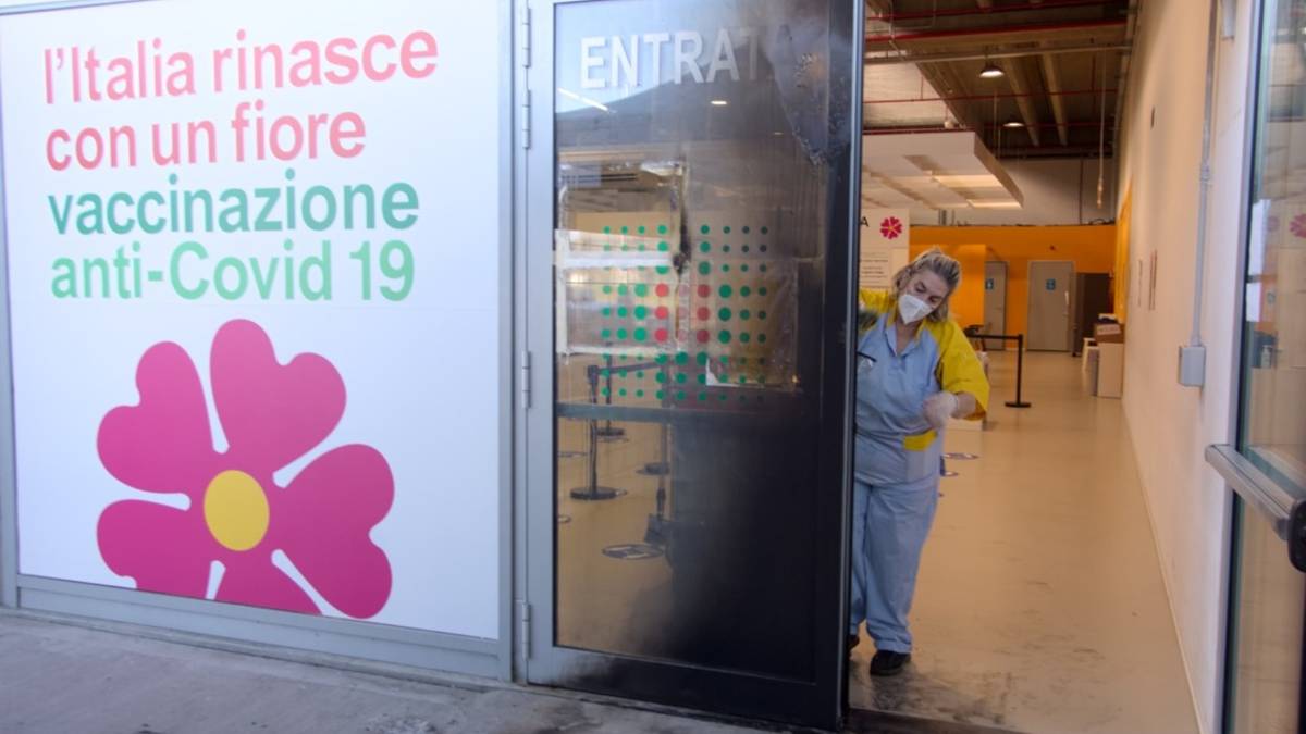 Ravenna, molotov contro la porta dell'hub vaccinale - Gallery