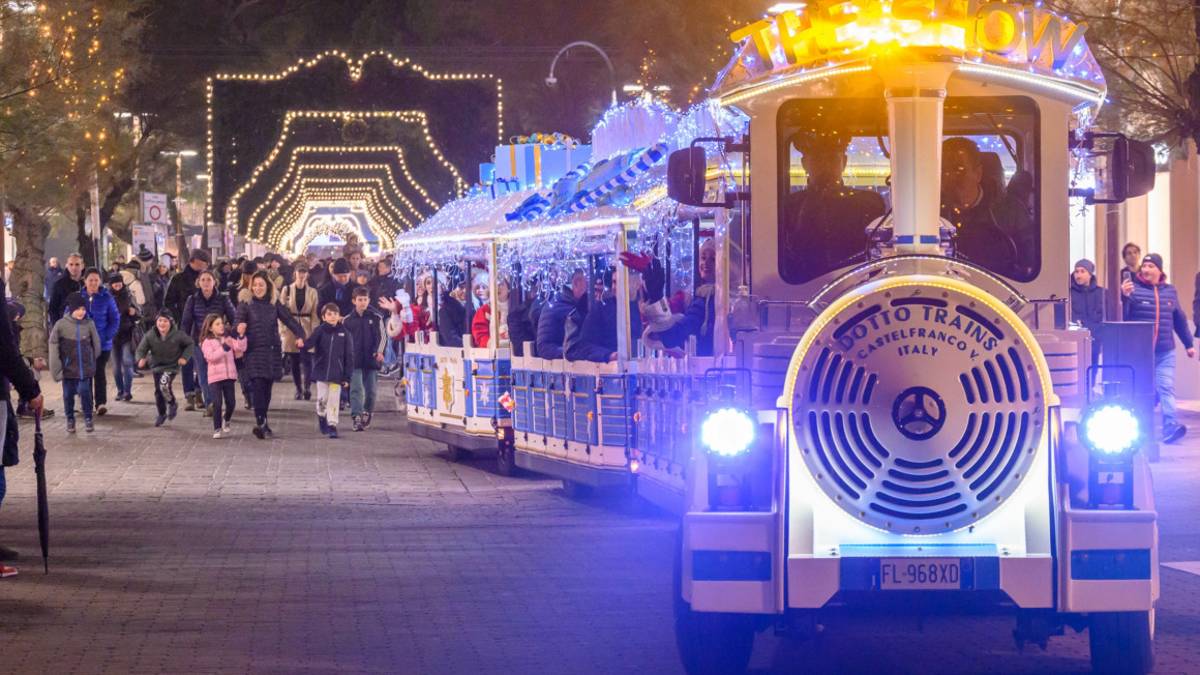 Successo per il treno di Natale di Riccione che porta in giro il musical The Show - Christmas Dream