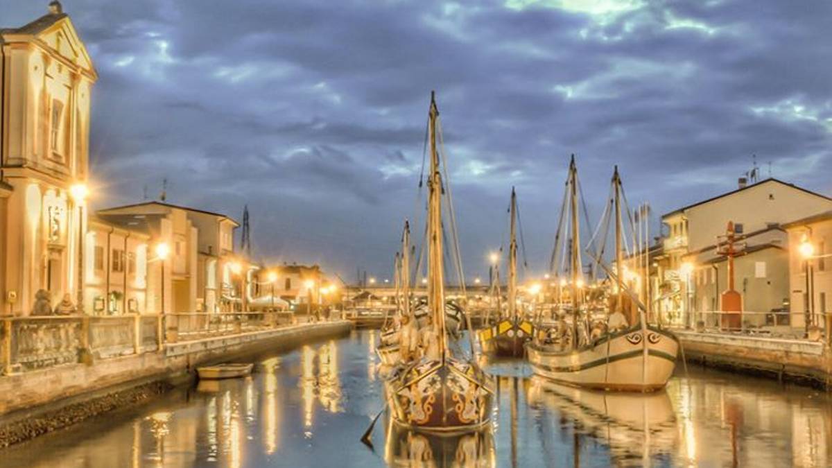 Cesenatico, caro energia: luci di Natale spente all'una di notte