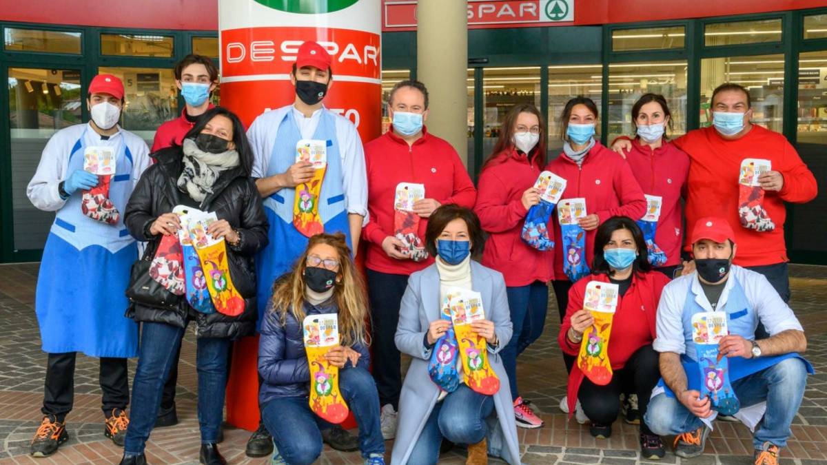 Riccione, da Despar 2.600 calze della Befana per i bambini e per i nonni di Casa Pullè