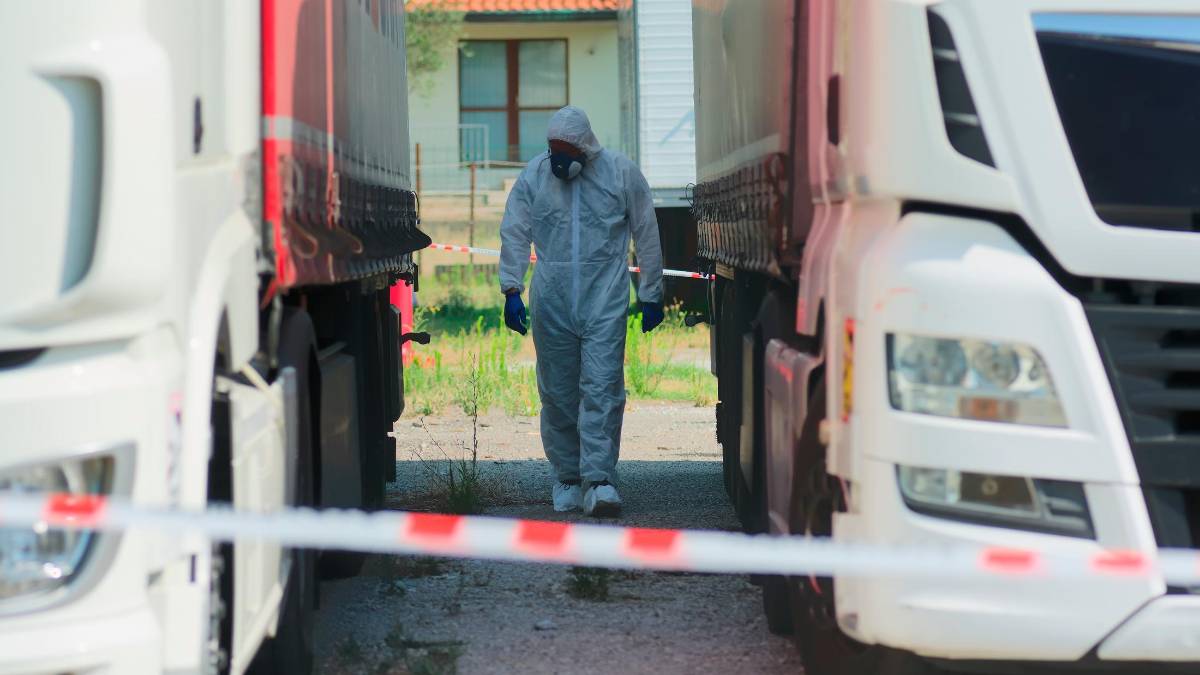 I carabinieri nel parcheggio dove domenica scorsa all’alba è stato ritrovato il corpo privo di sensi di Nicola Musiani (foto Fiorentini)