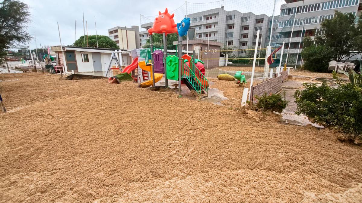 Maltempo Ravenna, disastro in spiaggia: il mare allaga decine di stabilimenti