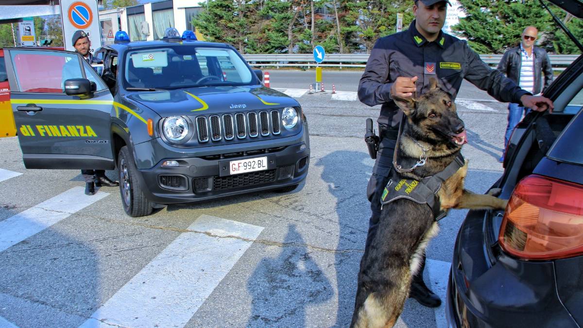 Rimini, lancia il cellulare dall'auto e finisce in manette