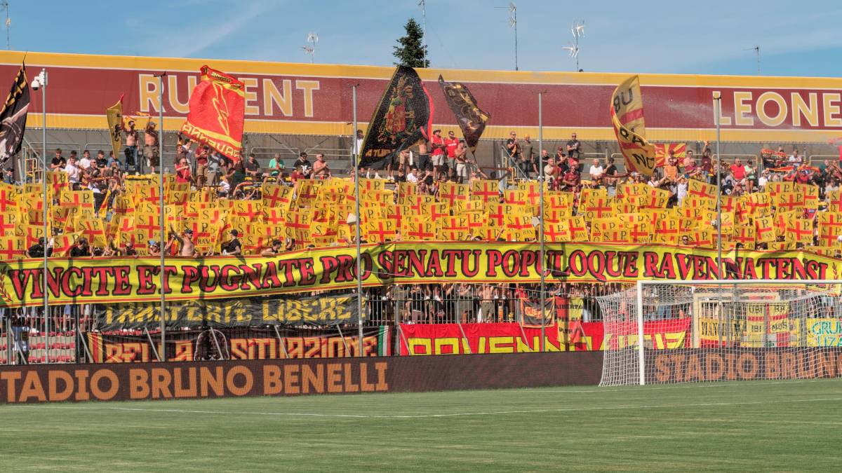 La coreografia dei tifosi del Ravenna prima del match di ieri contro il Perugia