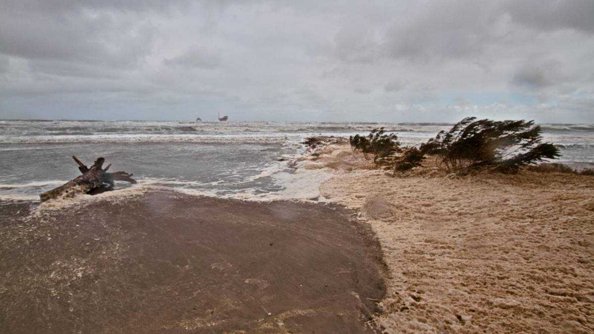 Maltempo Ravenna, disastro in spiaggia: il mare allaga decine di stabilimenti