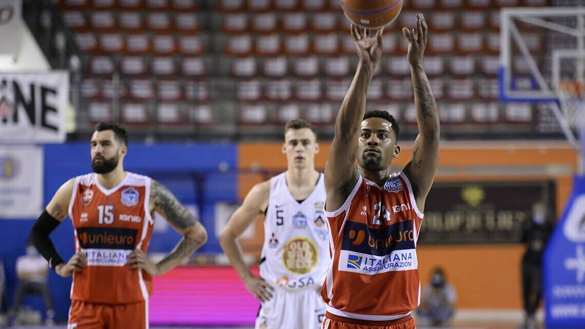 Basket A2, l'Unieuro comincia l'orologio perdendo a Udine