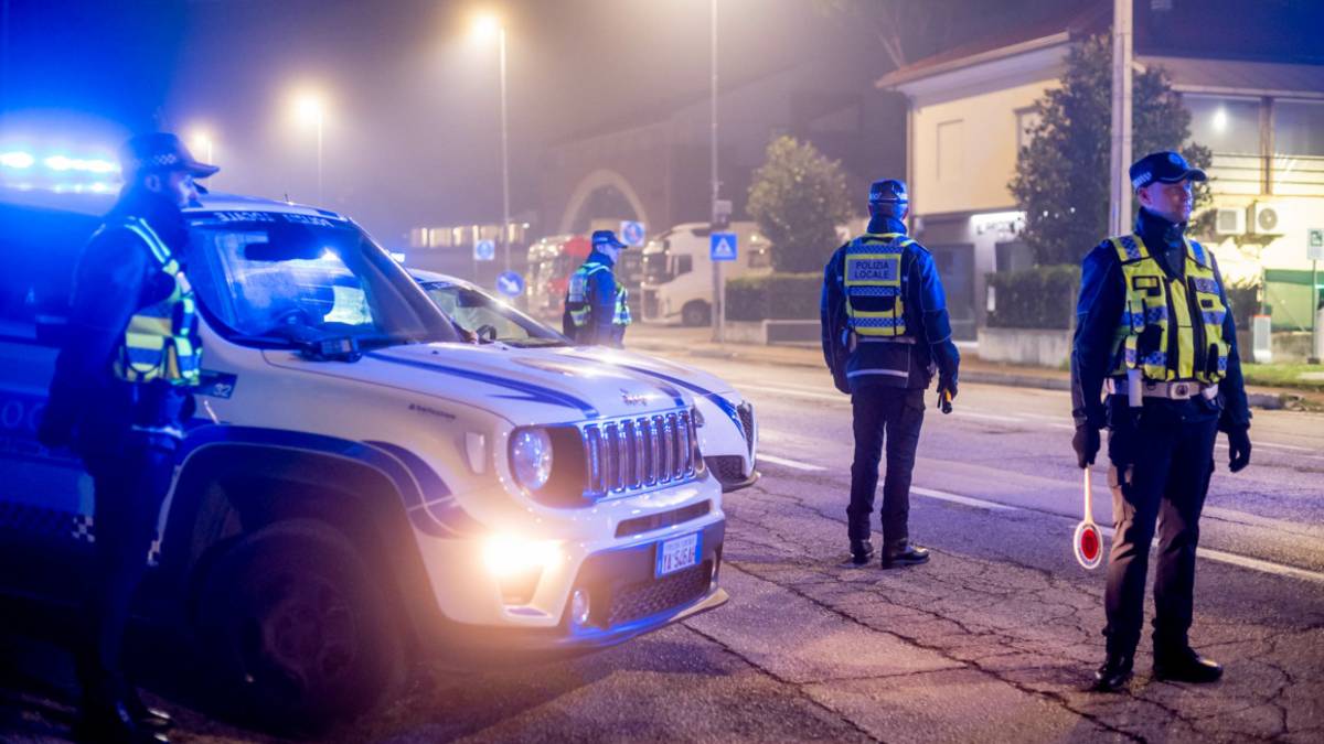 Riccione, identificati 15 minori: trovati 50 grammi di hashish in una siepe